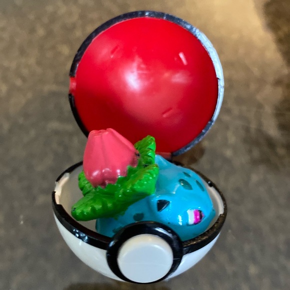 Other - Vintage Pokemon Ivysaur PokeBall 1999